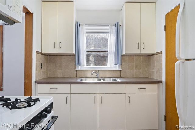 23241 Republic Avenue, Oak Park, MI 48237