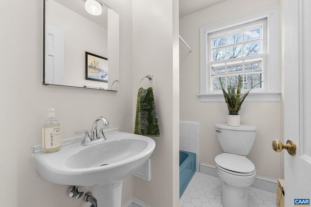 2111 MORRIS RD, Charlottesville, VA 22903