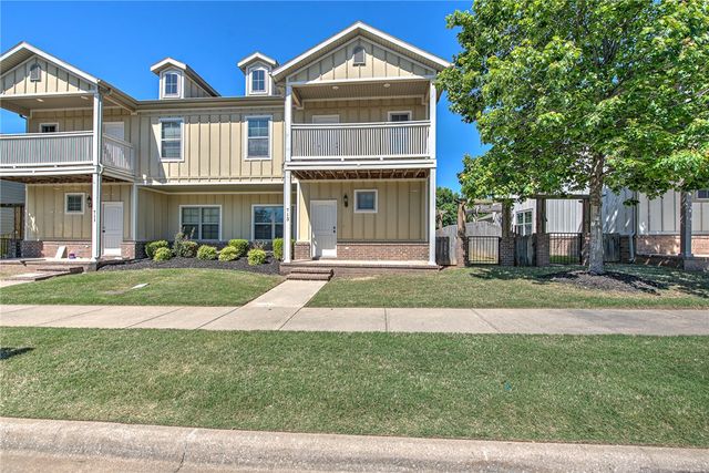 713 N Wordsworth Lane, Fayetteville, AR 72704
