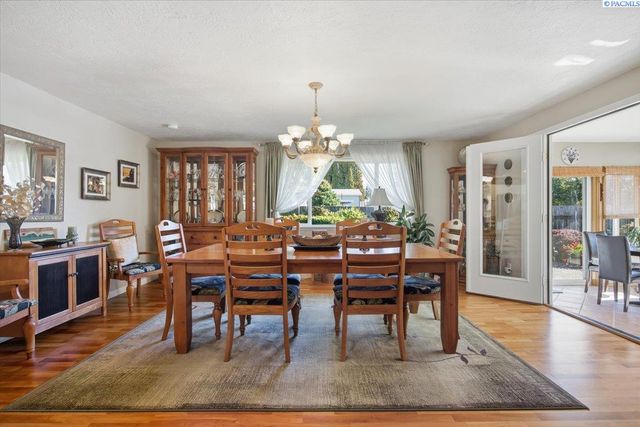 1119 S Highland Pl, Kennewick, WA 99337