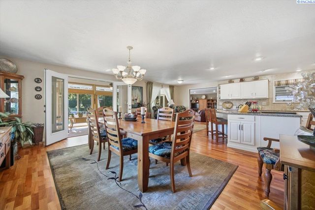 1119 S Highland Pl, Kennewick, WA 99337