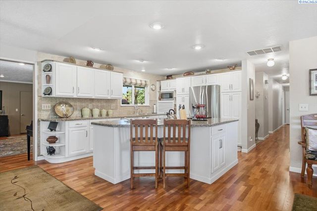 1119 S Highland Pl, Kennewick, WA 99337