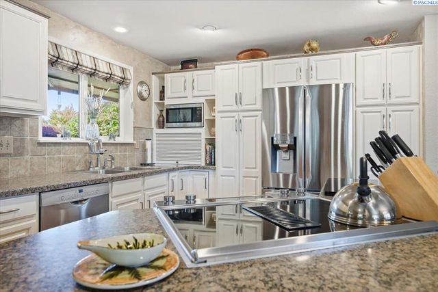 1119 S Highland Pl, Kennewick, WA 99337