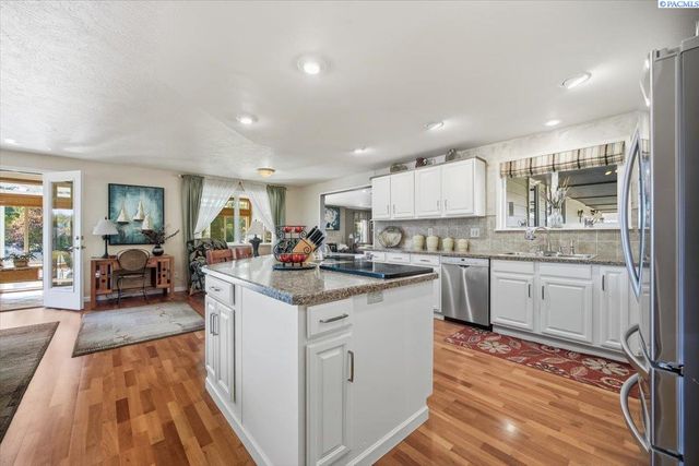 1119 S Highland Pl, Kennewick, WA 99337