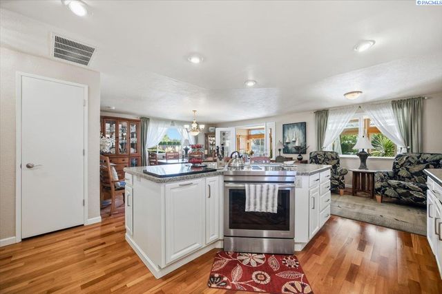 1119 S Highland Pl, Kennewick, WA 99337