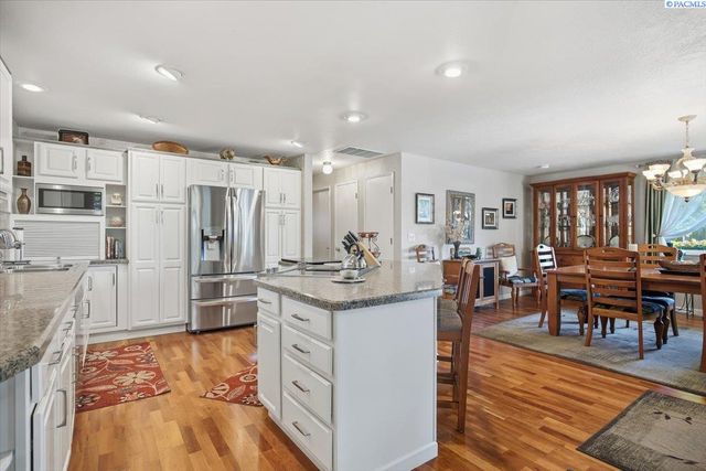 1119 S Highland Pl, Kennewick, WA 99337