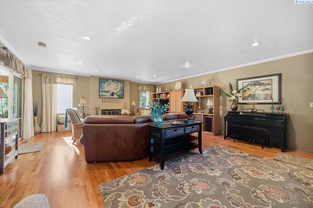 1119 S Highland Pl, Kennewick, WA 99337