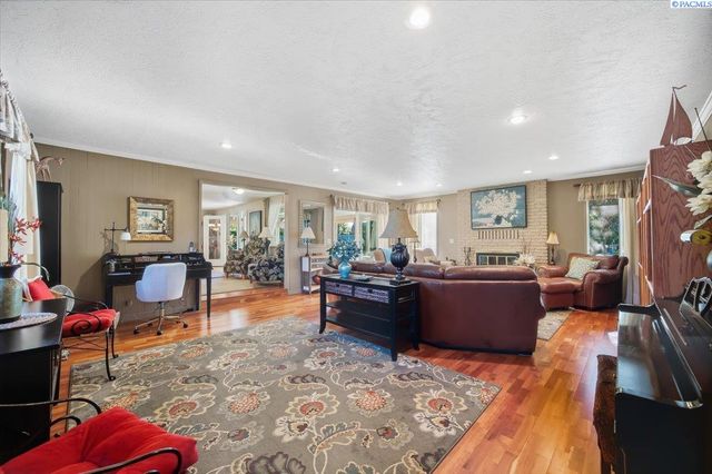 1119 S Highland Pl, Kennewick, WA 99337