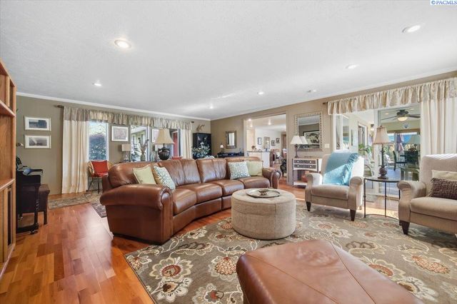 1119 S Highland Pl, Kennewick, WA 99337