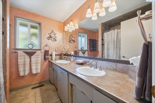 1119 S Highland Pl, Kennewick, WA 99337