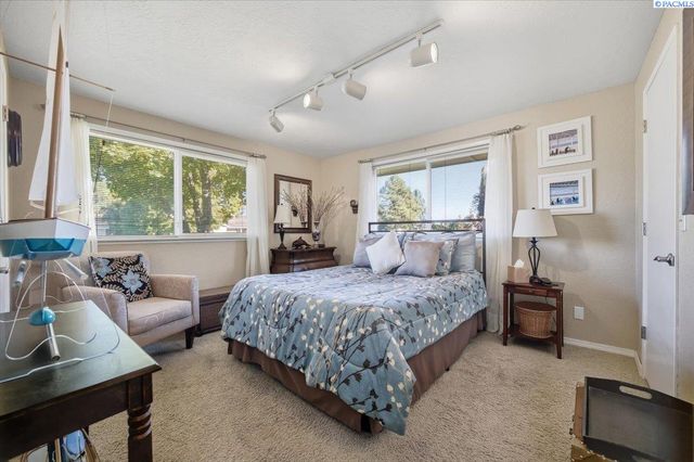 1119 S Highland Pl, Kennewick, WA 99337