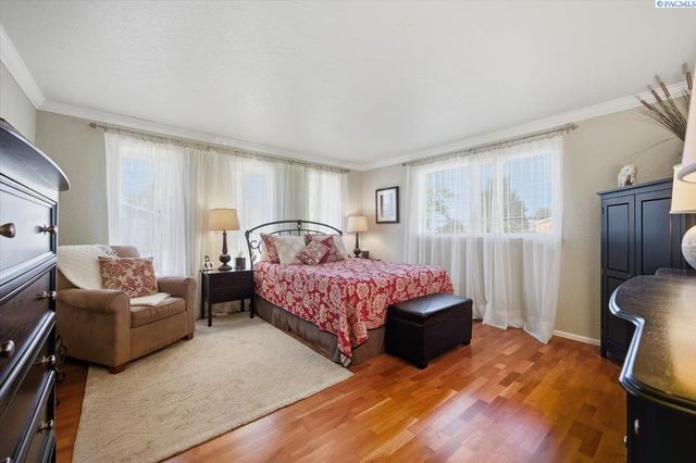 1119 S Highland Pl, Kennewick, WA 99337