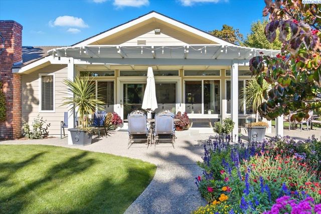 1119 S Highland Pl, Kennewick, WA 99337