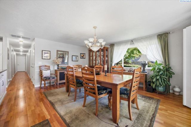 1119 S Highland Pl, Kennewick, WA 99337