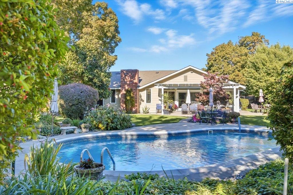 1119 S Highland Pl, Kennewick, WA 99337