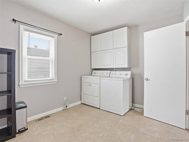 20629 Hollywood Street, Harper Woods, MI 48225