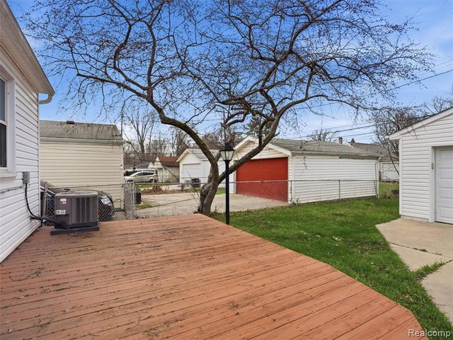 20629 Hollywood Street, Harper Woods, MI 48225