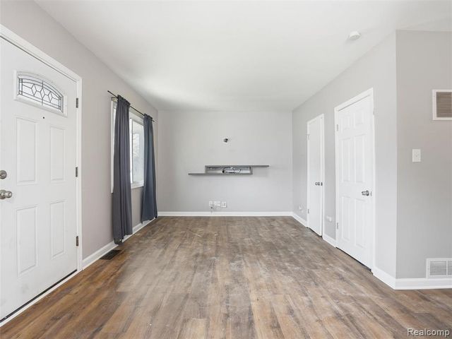 20629 Hollywood Street, Harper Woods, MI 48225
