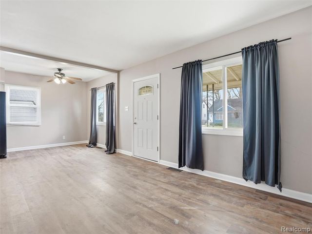 20629 Hollywood Street, Harper Woods, MI 48225