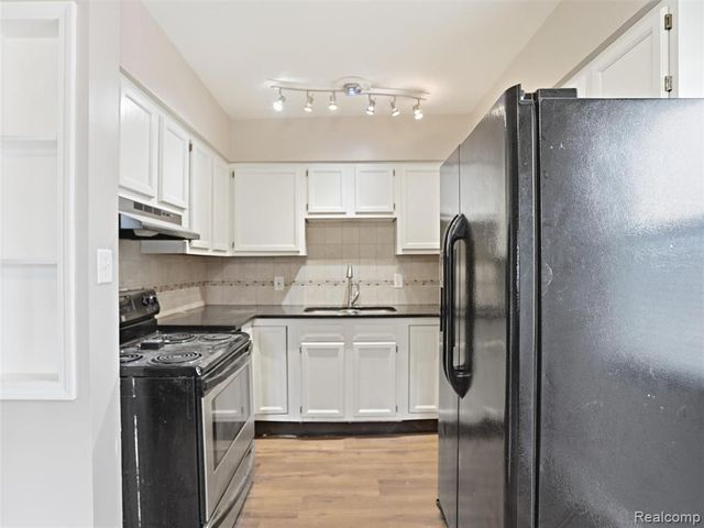20629 Hollywood Street, Harper Woods, MI 48225