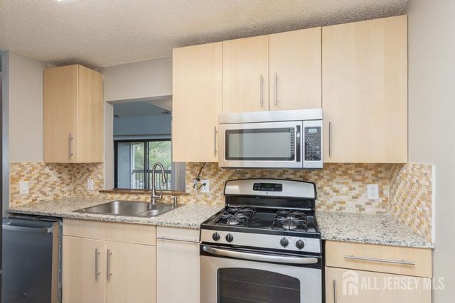 208 Sunshine Court, Parlin, NJ 08859