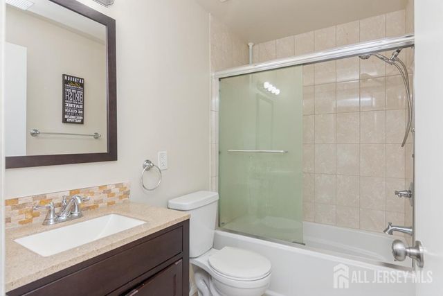 208 Sunshine Court, Parlin, NJ 08859