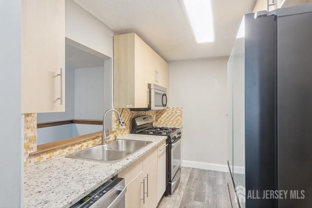 208 Sunshine Court, Parlin, NJ 08859