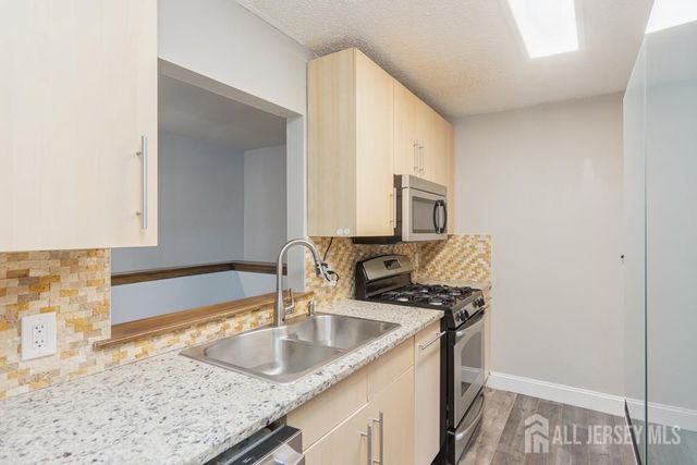 208 Sunshine Court, Parlin, NJ 08859