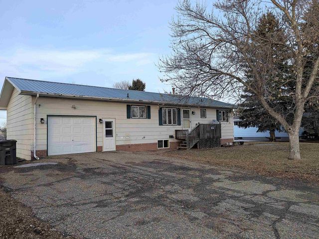 301 6th St NE, Mohall, ND 58761