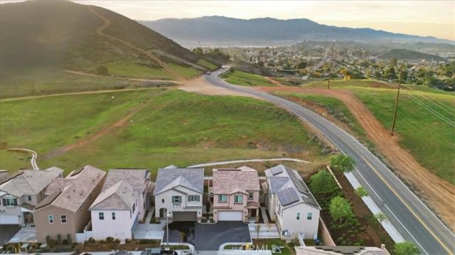 556 Enzo Street, Lake Elsinore, CA 92530