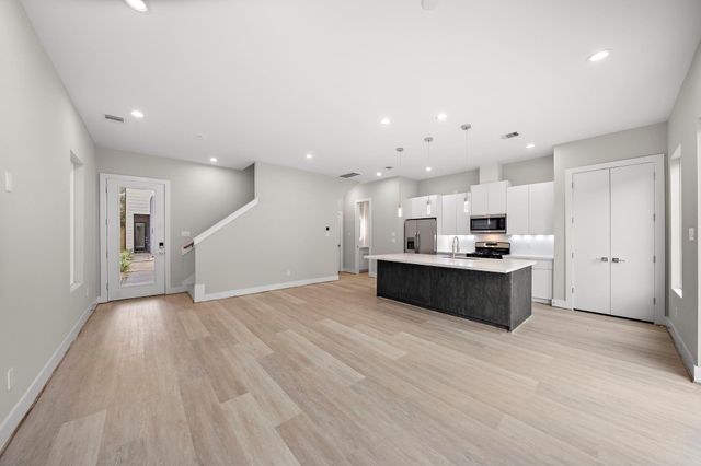 28 Bucan E, Houston, TX 77076