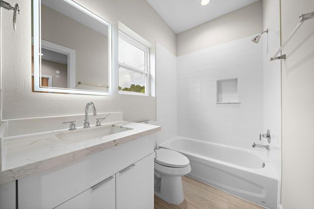 28 Bucan E, Houston, TX 77076