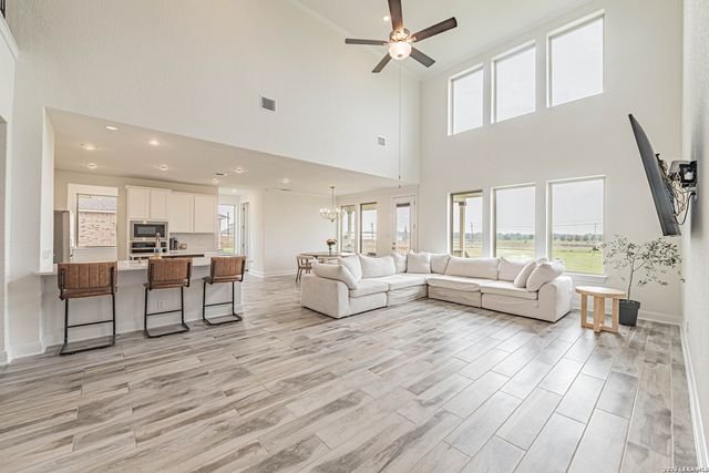 109 WILLOW OAK TRL, Floresville, TX 78114