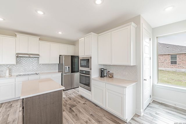109 WILLOW OAK TRL, Floresville, TX 78114