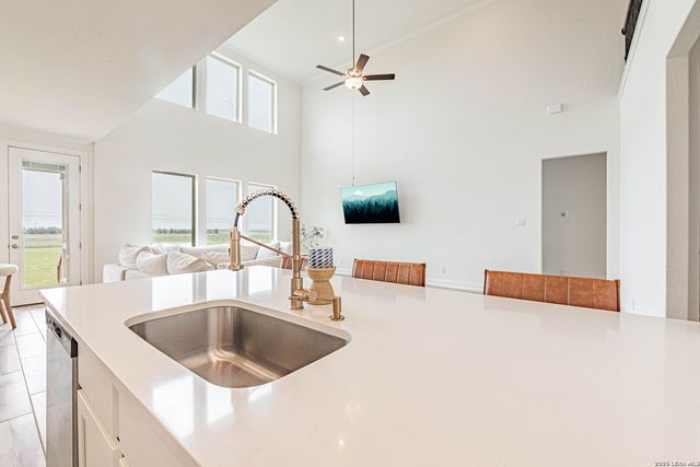 109 WILLOW OAK TRL, Floresville, TX 78114