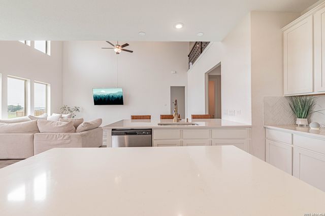109 WILLOW OAK TRL, Floresville, TX 78114