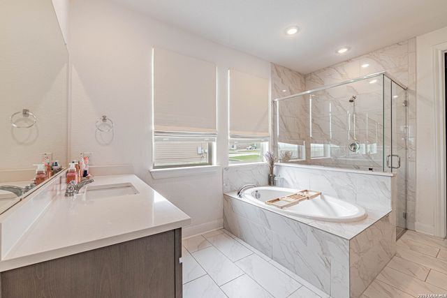 109 WILLOW OAK TRL, Floresville, TX 78114