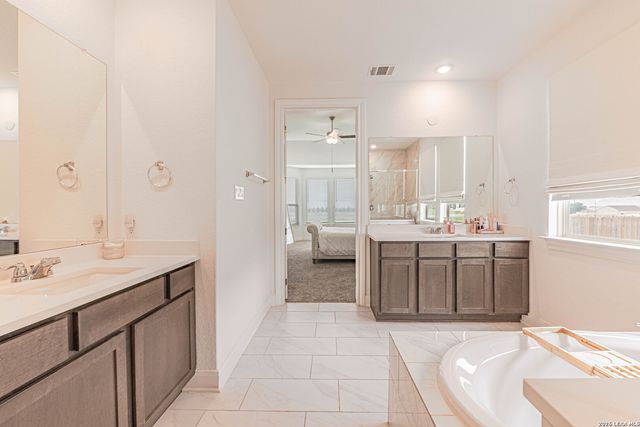 109 WILLOW OAK TRL, Floresville, TX 78114