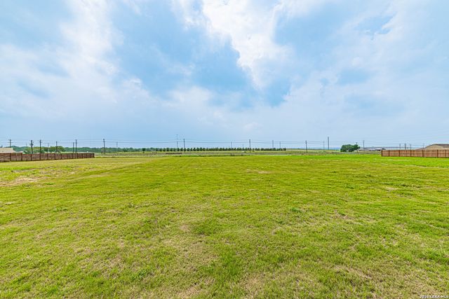 109 WILLOW OAK TRL, Floresville, TX 78114