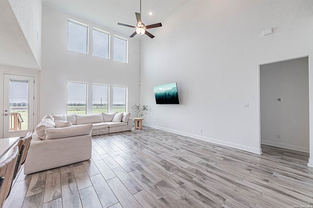 109 WILLOW OAK TRL, Floresville, TX 78114