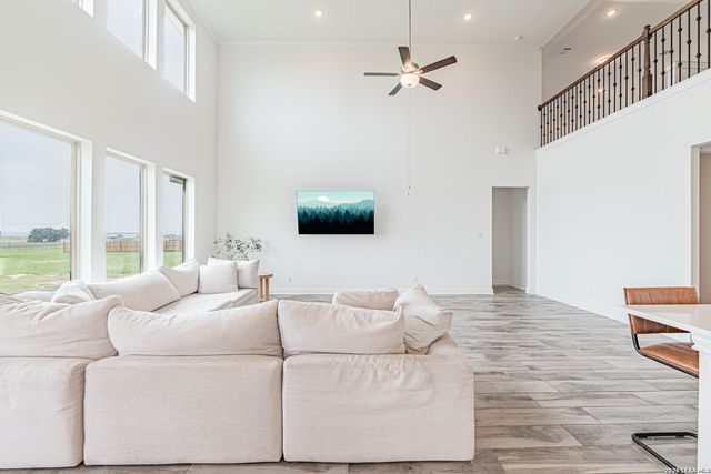 109 WILLOW OAK TRL, Floresville, TX 78114
