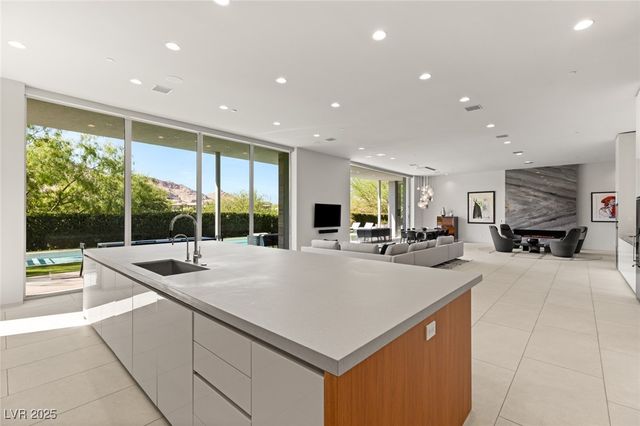 94 Hawk Ridge Drive, Las Vegas, NV 89135