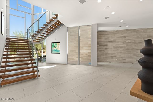 94 Hawk Ridge Drive, Las Vegas, NV 89135