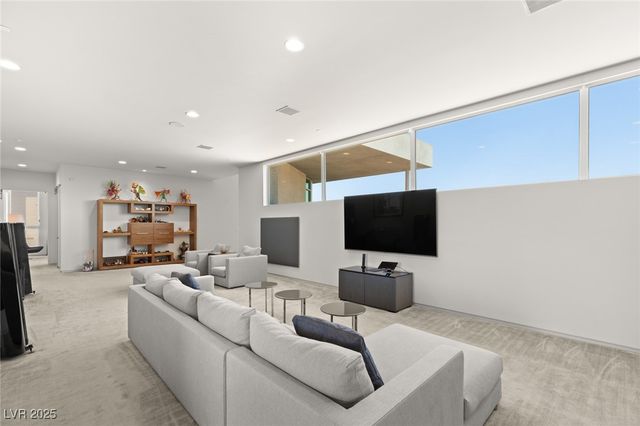 94 Hawk Ridge Drive, Las Vegas, NV 89135