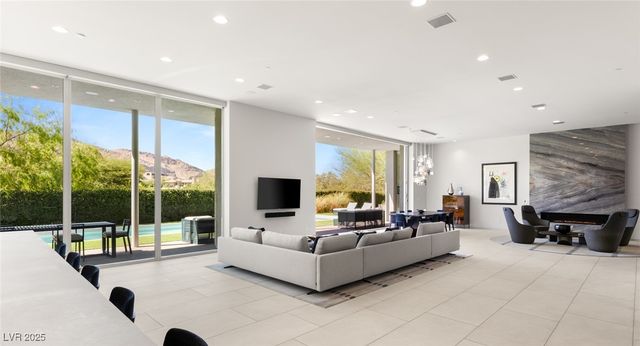 94 Hawk Ridge Drive, Las Vegas, NV 89135