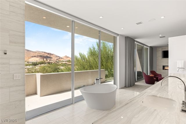 94 Hawk Ridge Drive, Las Vegas, NV 89135