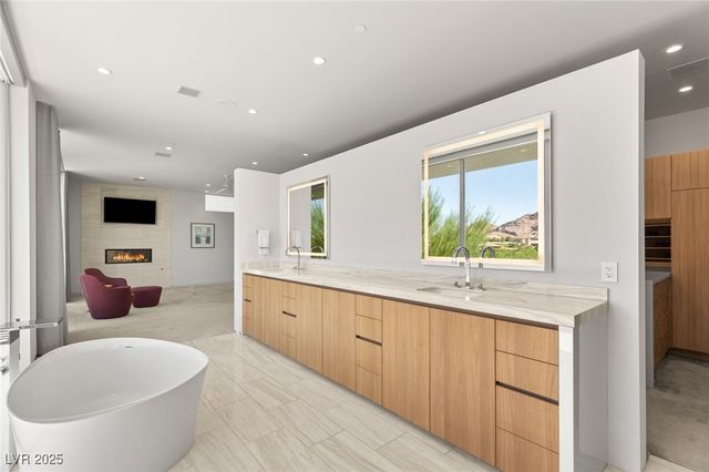 94 Hawk Ridge Drive, Las Vegas, NV 89135