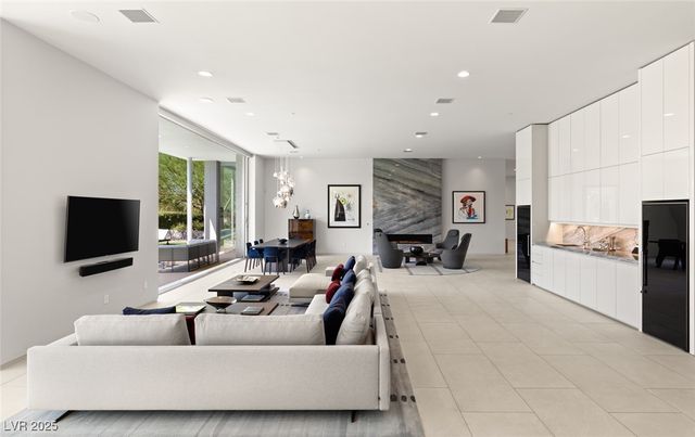 94 Hawk Ridge Drive, Las Vegas, NV 89135