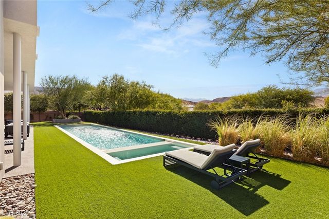 94 Hawk Ridge Drive, Las Vegas, NV 89135