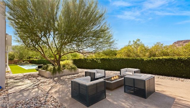 94 Hawk Ridge Drive, Las Vegas, NV 89135